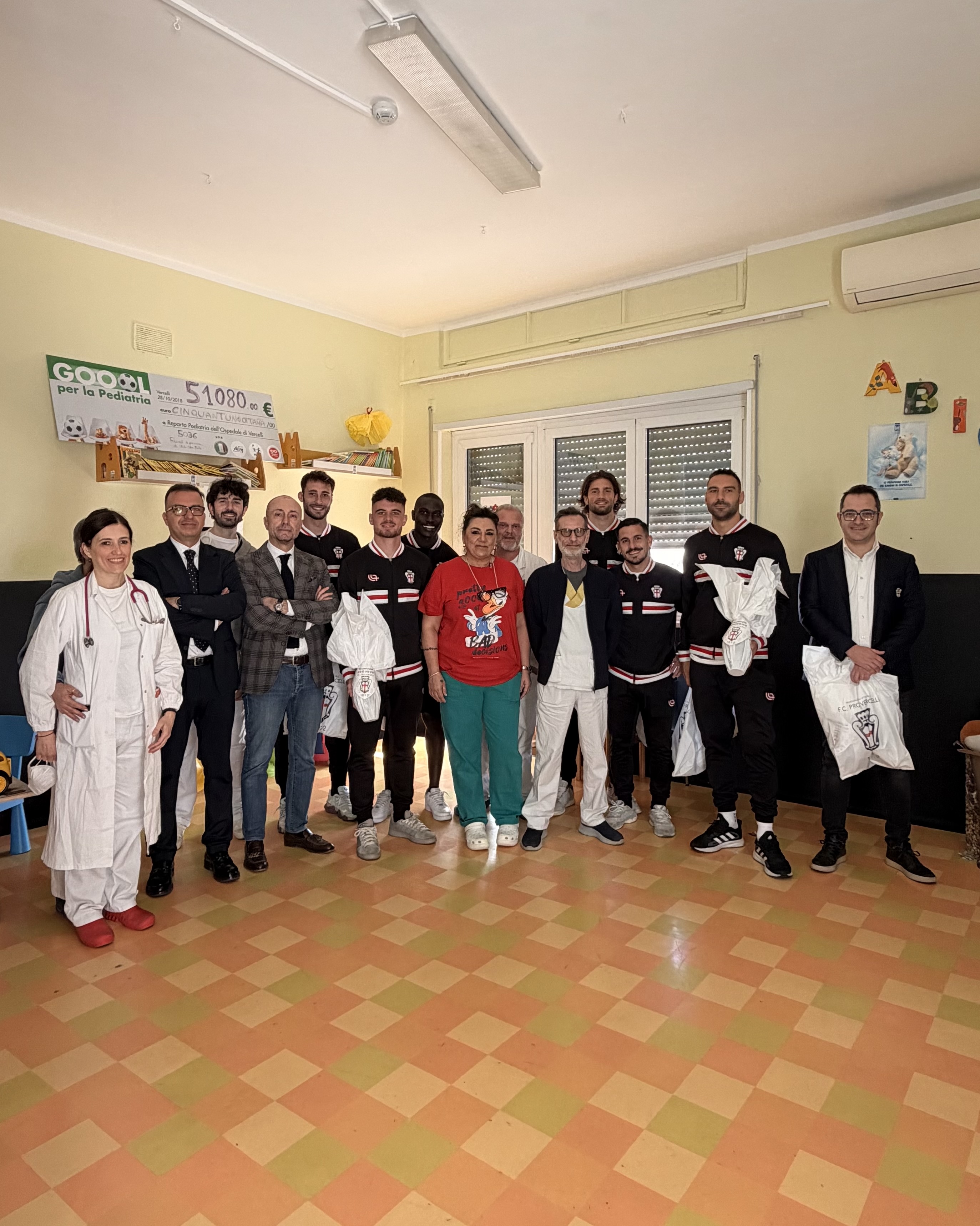La Pro Vercelli in visita al reparto di Pediatria dell’Ospedale Sant’Andrea
